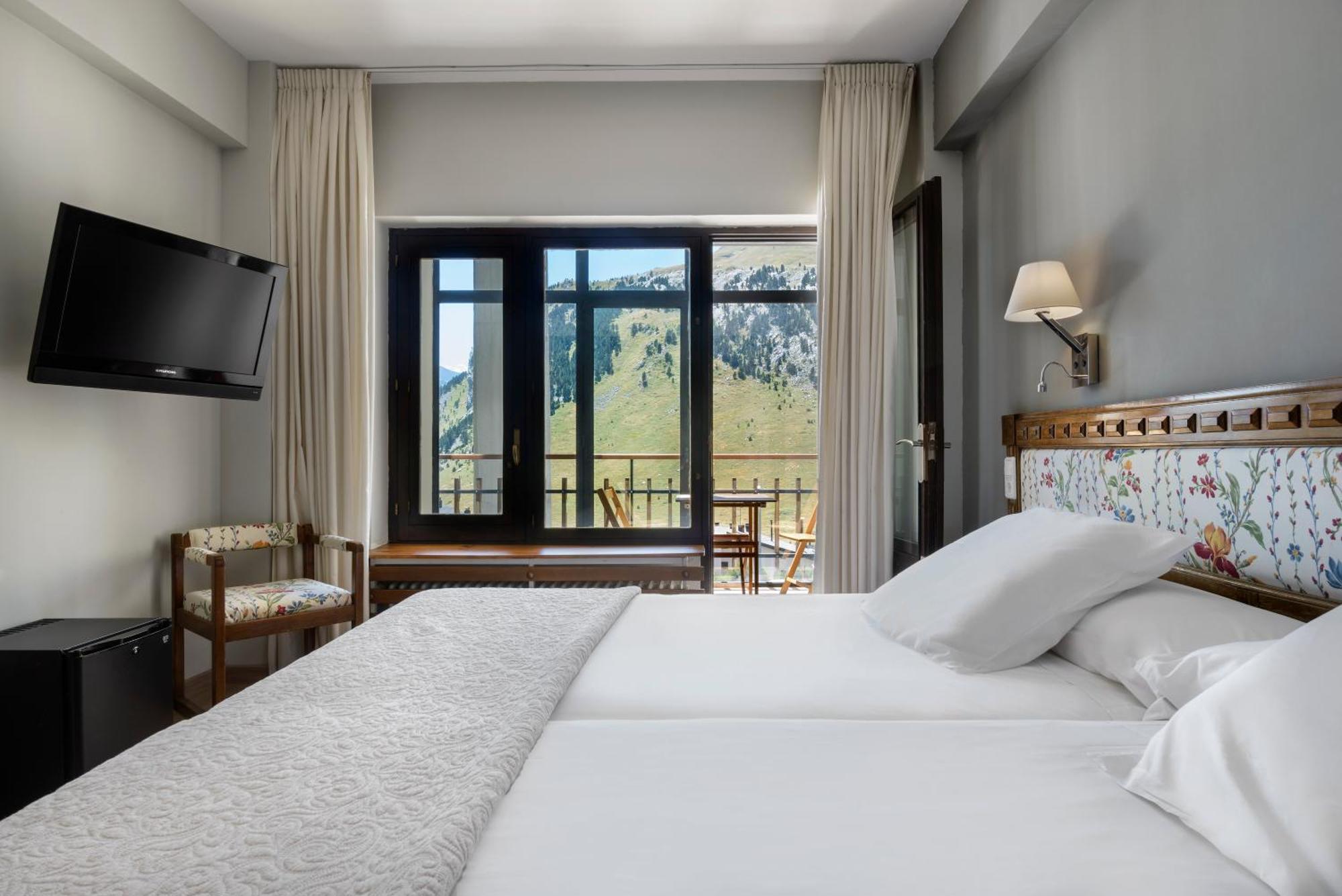 Hotel Edelweiss Candanchu Bagian luar foto