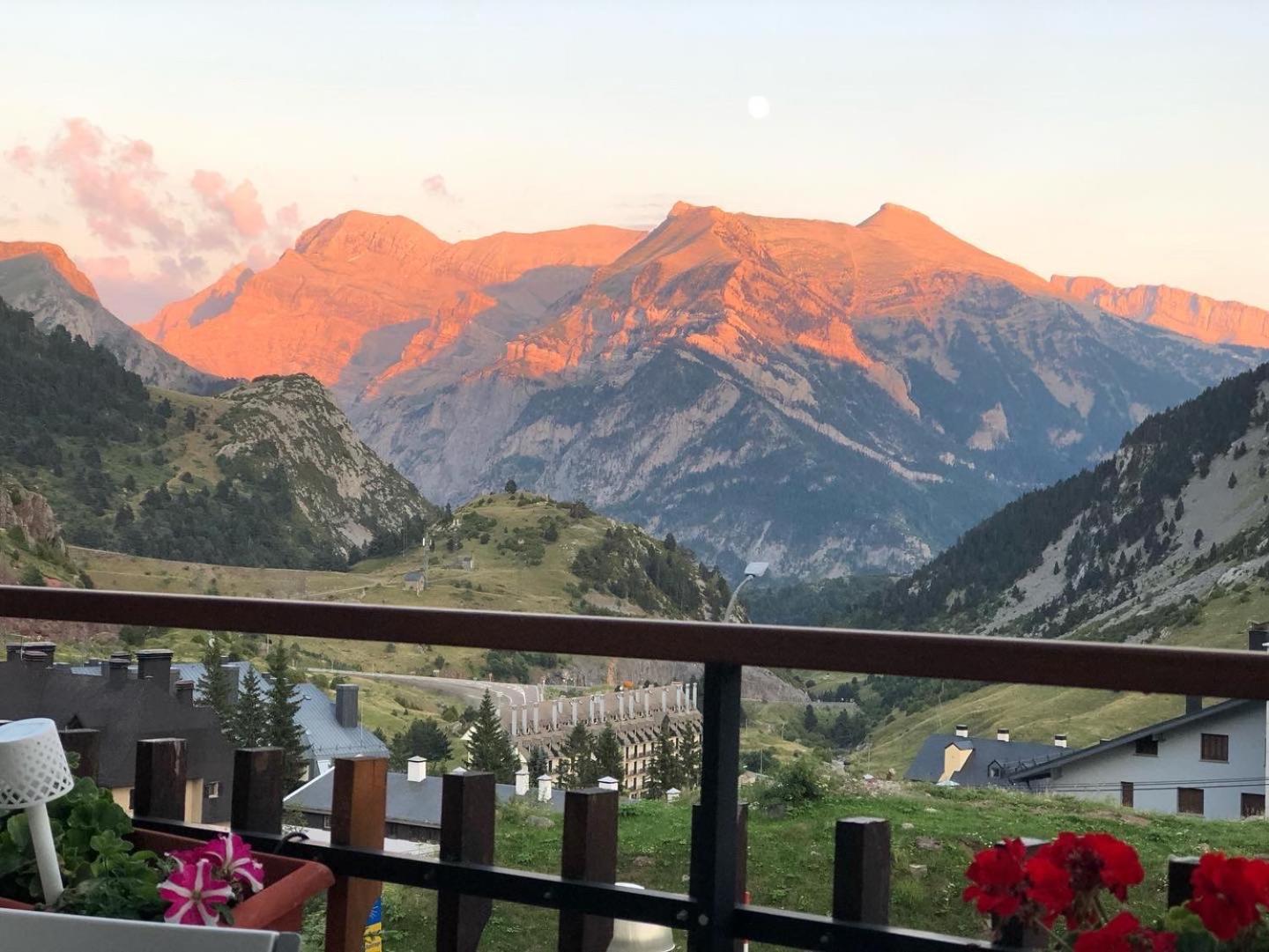 Hotel Edelweiss Candanchu Bagian luar foto